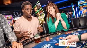 Tangkapan layar fitur cascading reels di Mahjong Ways 2 yang menunjukkan simbol jatuh dan multiplier meningkat